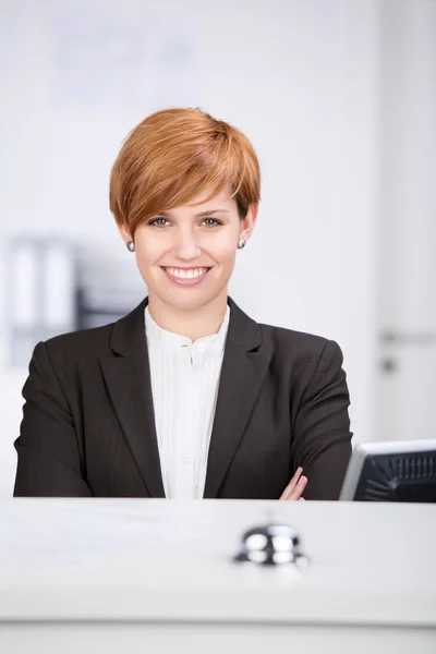 Feliz joven empresaria en el escritorio — Foto de Stock