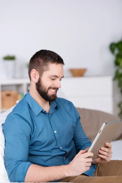 Giovane uomo in possesso di tablet digitale — Foto Stock