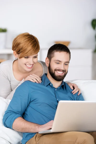 Feliz pareja joven con ordenador portátil —  Fotos de Stock