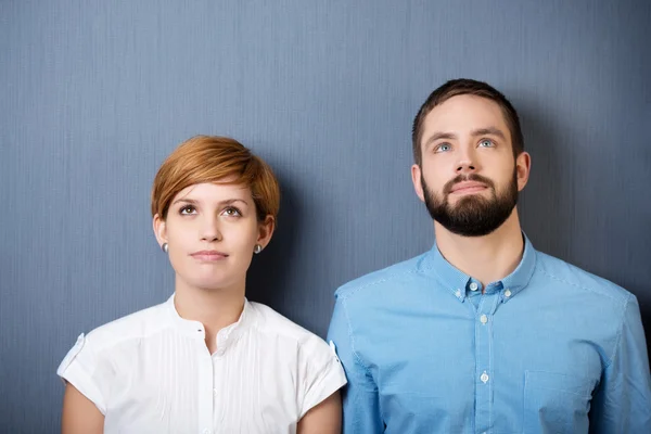 Geschäftsmann und Geschäftsfrau schauen auf — Stockfoto