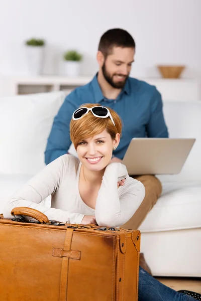 Fiatal nő táskáját és ember használ Laptop — Stock Fotó