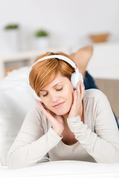 Disfrutando de la música a través de auriculares — Foto de Stock