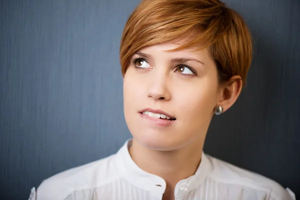 Premurosa donna d'affari che guarda altrove — Foto Stock