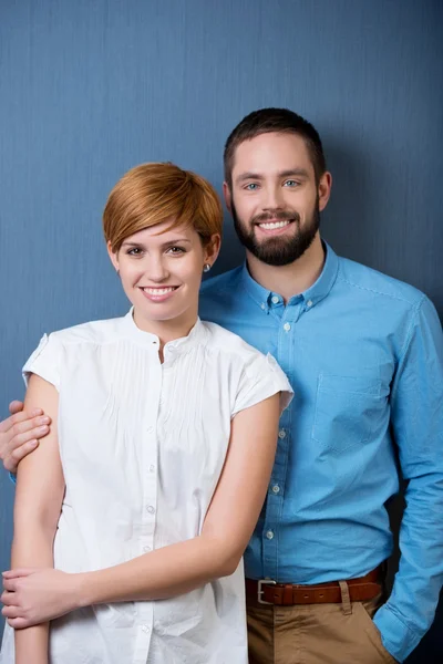 青い背景上のカップルの笑顔 ストック画像