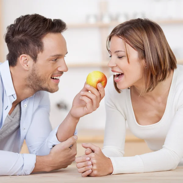 Couple with apple — Stock Photo, Image
