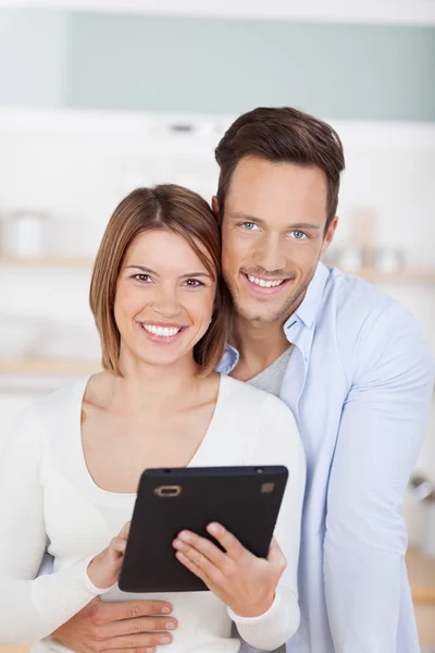 Щаслива пара з планшетом — стокове фото