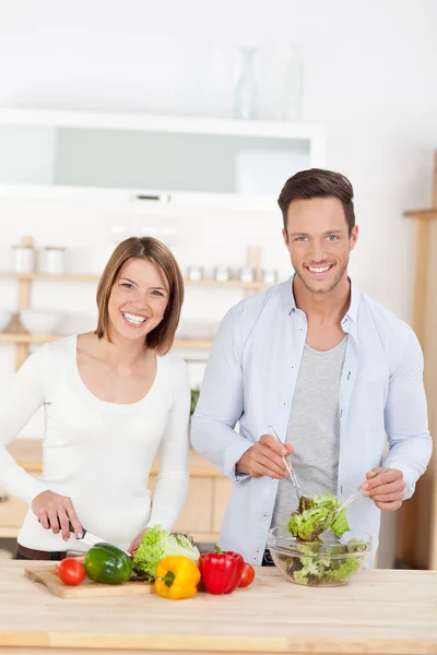 Jovem casal cozinhar na cozinha — Fotografia de Stock