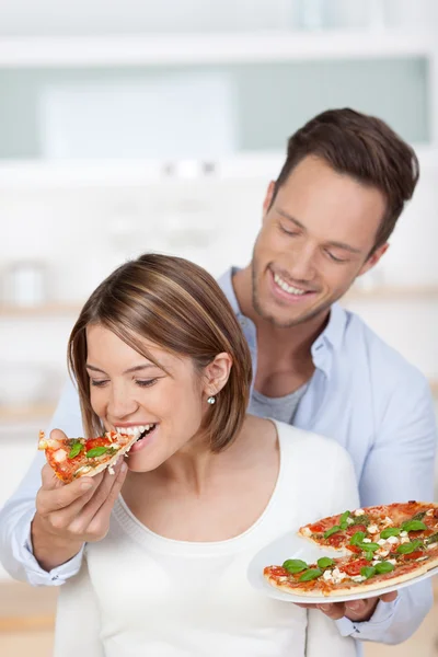 Feliz pareja joven atractiva comiendo pizza — Foto de Stock