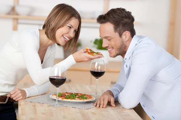 Koppel met pizza — Stockfoto