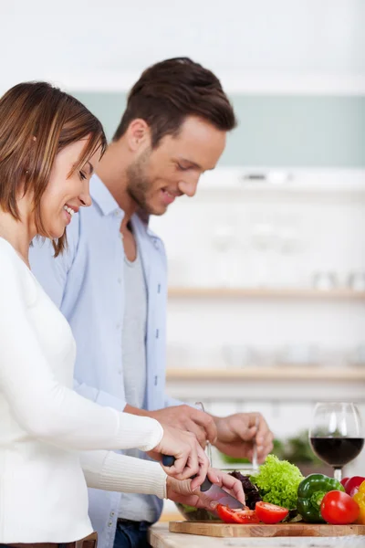 Glückliches Paar kocht — Stockfoto