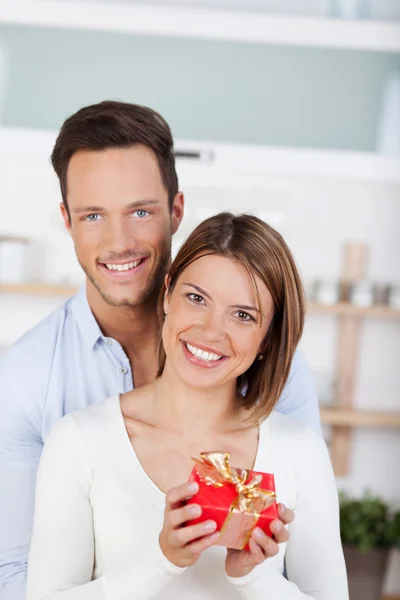 Smiling couple with gift — Stock Photo, Image