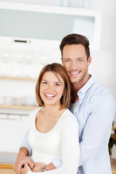 Casal feliz em casa — Fotografia de Stock