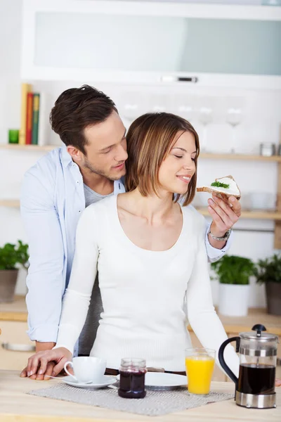 Young man feeds his girlfriend — Stock Photo, Image