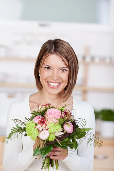 Porträt einer Frau mit Blumen — Stockfoto