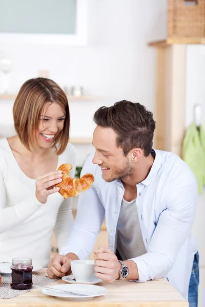 Lachen paar — Stockfoto