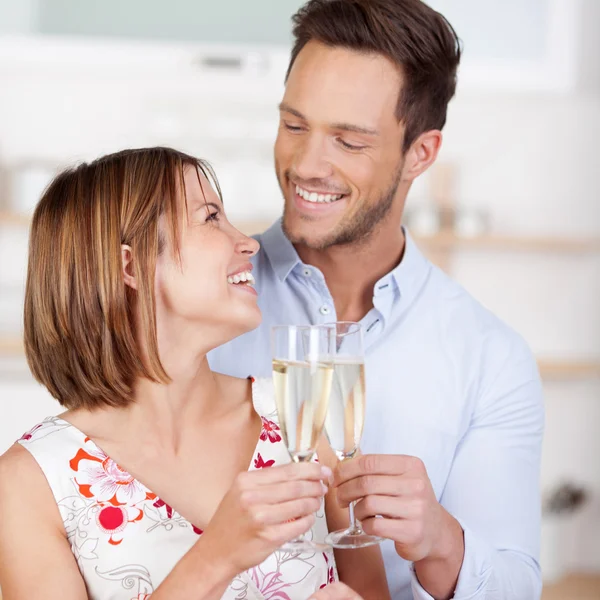 Doce jovem casal — Fotografia de Stock