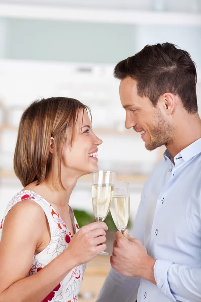 Daten met champagne — Stockfoto