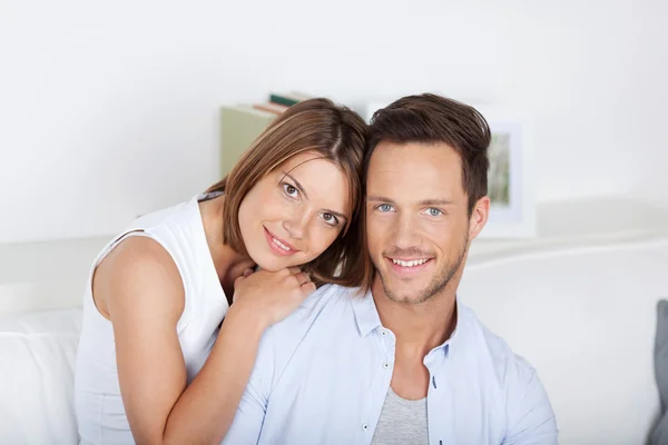 Casal no sofá — Fotografia de Stock