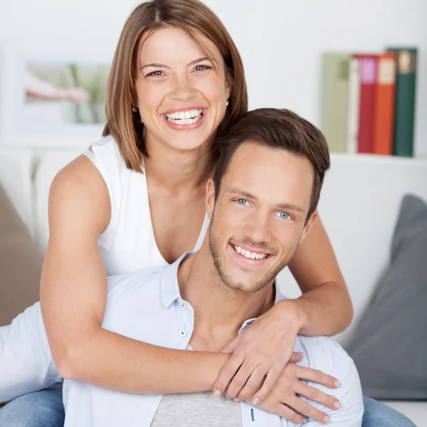 Feliz pareja joven — Foto de Stock