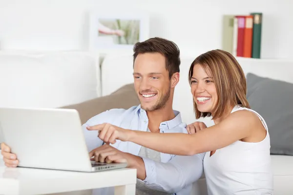 Lachen paar — Stockfoto