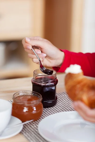 Croissant med hemgjord sylt — Stockfoto