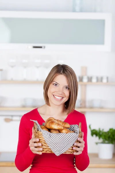 Femme avec un panier de croissants frais cuits au four — Photo