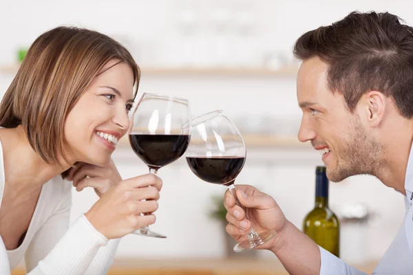 Счастливая пара пьет за красное вино — стоковое фото