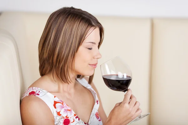 Bella donna che si gode un bicchiere di vino — Foto Stock