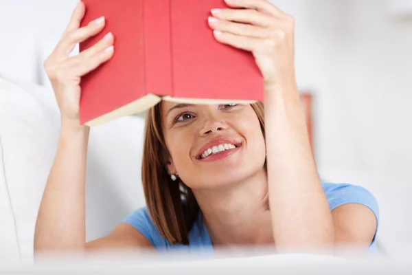 Lachende vrouw lezen van een boek — Stockfoto