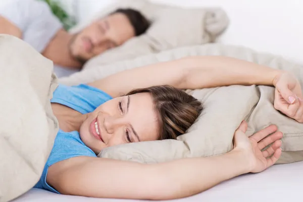 Mujer joven despertando de un sueño — Foto de Stock