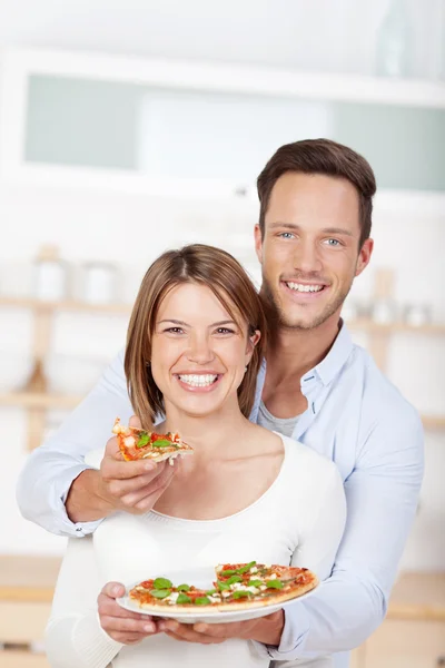 Casal comer pizza — Fotografia de Stock