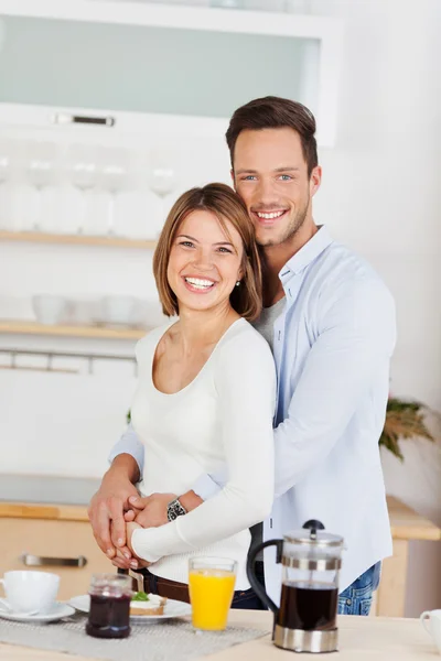 Pareja alegre con desayuno — Foto de Stock