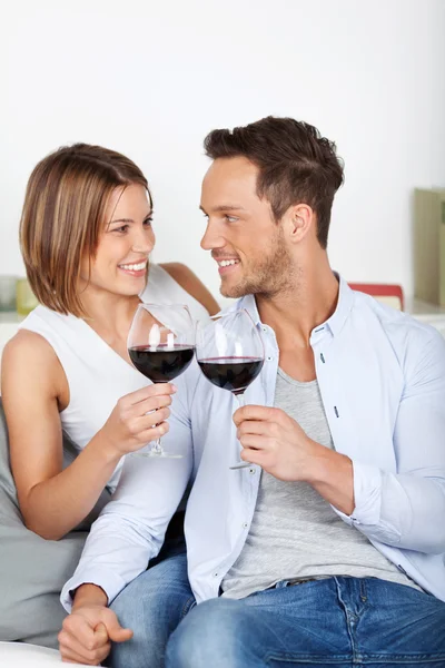Cheers met rode wijn — Stockfoto