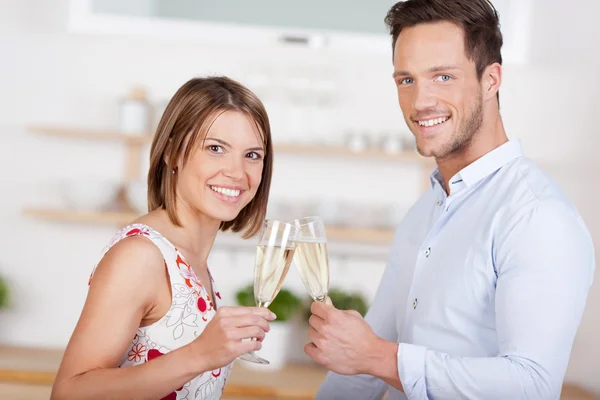 Couple avec champagne — Photo