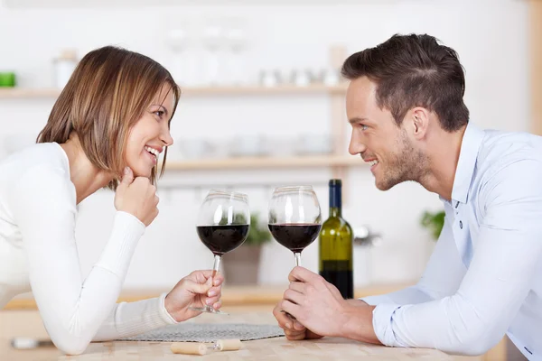 Couple heureux et vin rouge — Photo