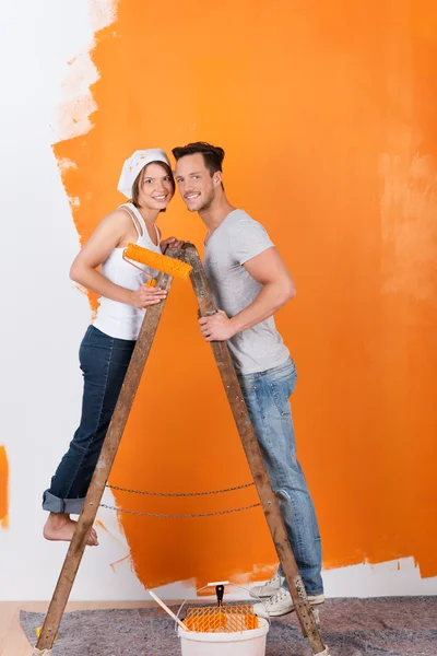 Young couple on a ladder — Stock Photo, Image