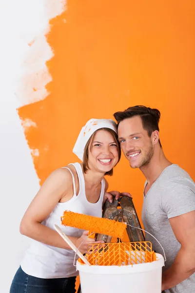 Casal feliz pintando seu apartamento — Fotografia de Stock