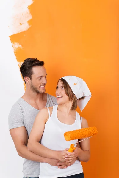 Glückliches junges Paar renoviert seine Wohnung — Stockfoto