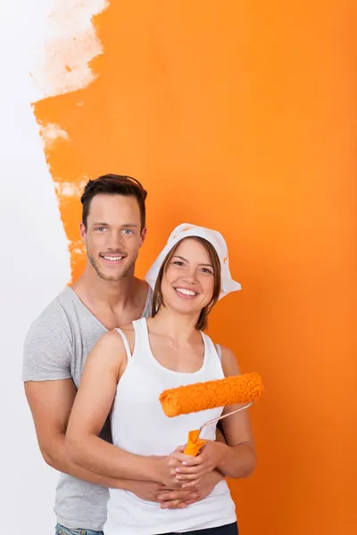 Pareja enamorada redecorando — Foto de Stock