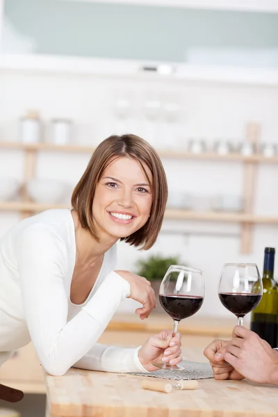 Porträt einer schönen blonden Frau, die Wein trinkt — Stockfoto