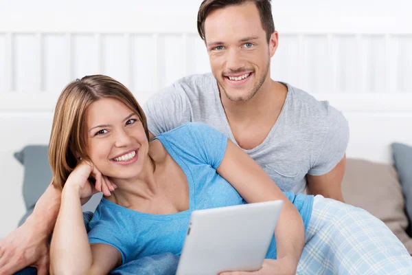 Casal feliz com tablet — Fotografia de Stock