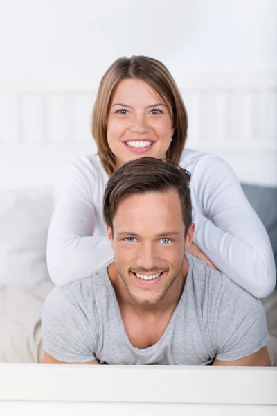 Lächelndes junges Paar — Stockfoto