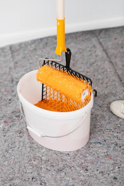 Paint bucket and roller — Stock Photo, Image