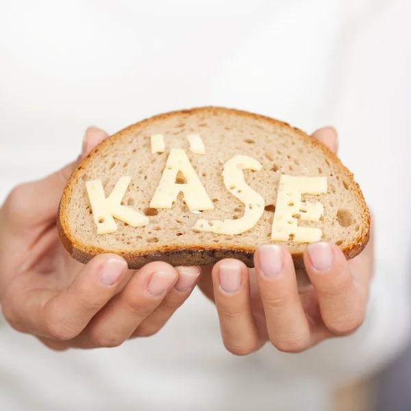 Närbild av en skiva bröd med ost — Stockfoto