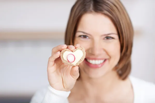 Menina sorridente com lanche — Fotografia de Stock