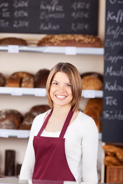 Freundliche Mitarbeiterin in einer Bäckerei — Stockfoto