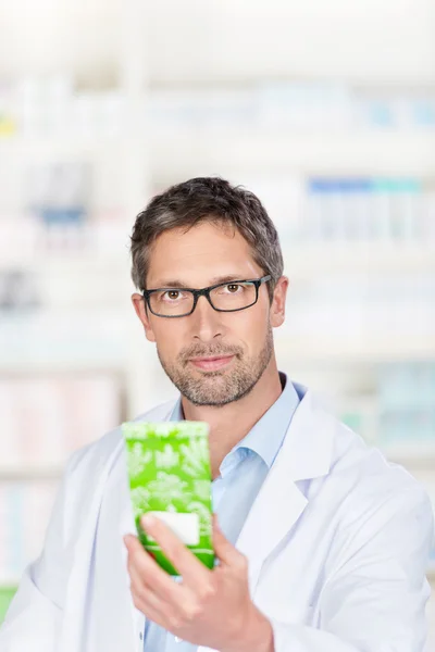 Farmacêutico Segurando Produto Em Farmácia — Fotografia de Stock