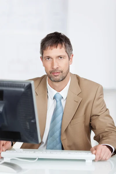 Seriöser Geschäftsmann im Amt — Stockfoto