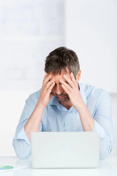 Geschäftsmann mit Laptop am Schreibtisch — Stockfoto