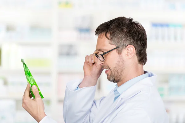 Farmacêutico Segurando Produto Em Farmácia — Fotografia de Stock